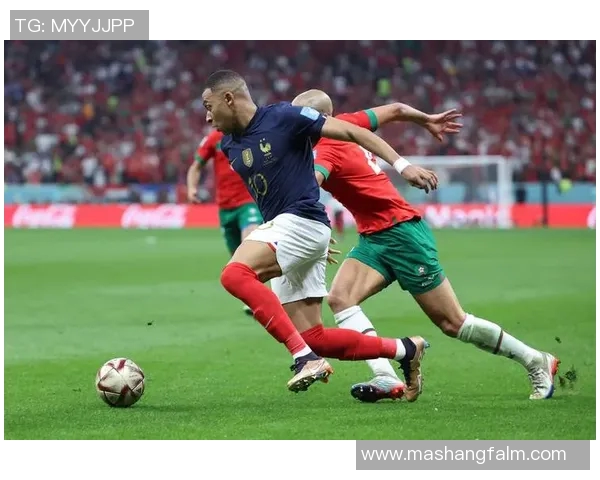 足球明星C罗在绿茵场上的精彩瞬间与踢球技巧全景展示