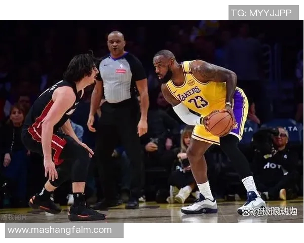 詹姆斯与足球明星的篮球对决精彩瞬间回顾与精彩时刻分享 詹姆斯与足球明星的篮球对决精彩瞬间回顾与精彩时刻分享