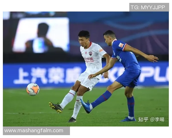 足球明星激情瞬间握拳举手高清图片展现运动精神与团队力量